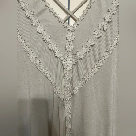 NWOT POL Gray/Beige Floral Flowy Criss Cross Tank Top - Picture 3 of 6